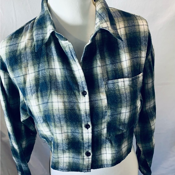 SHEIN Plaid flannel style cropped button down shirt. Size XS - Picture 2 of 5